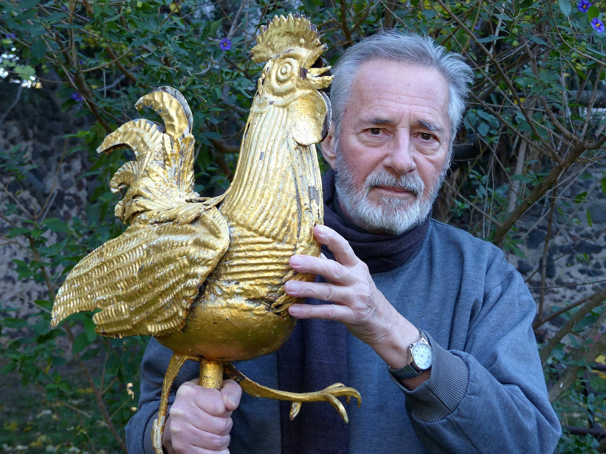 Nhà sử học Michel Sabatéry bên chú gà trống được trả lại sau 25 năm bị đánh cắp. Ảnh: