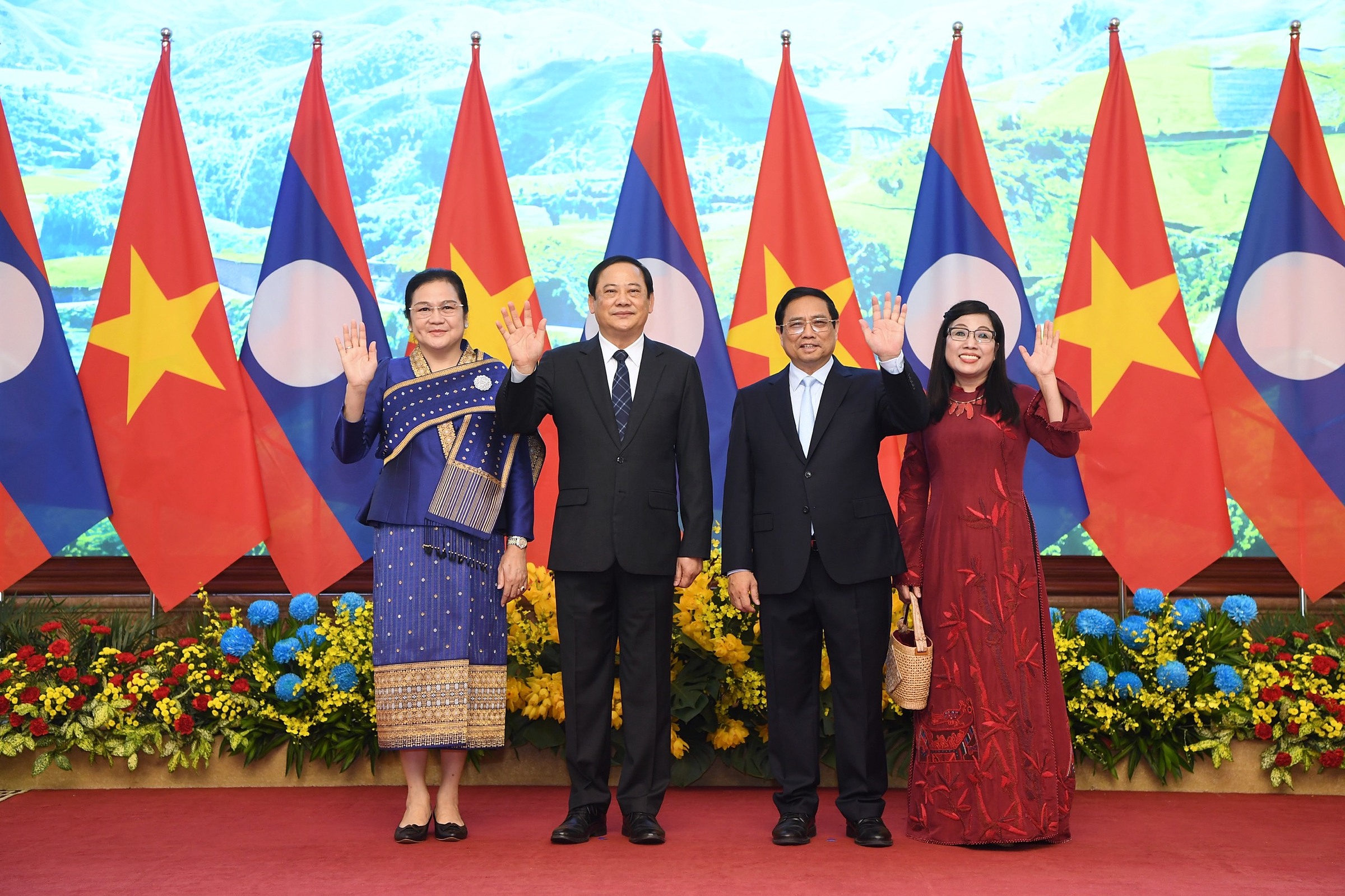 Thủ tướng Phạm Minh Chính và phu nhân chụp ảnh cùng Thủ tướng Lào Sonexay Siphandone và phu nhân sáng 6/1. Ảnh: Giang Huy