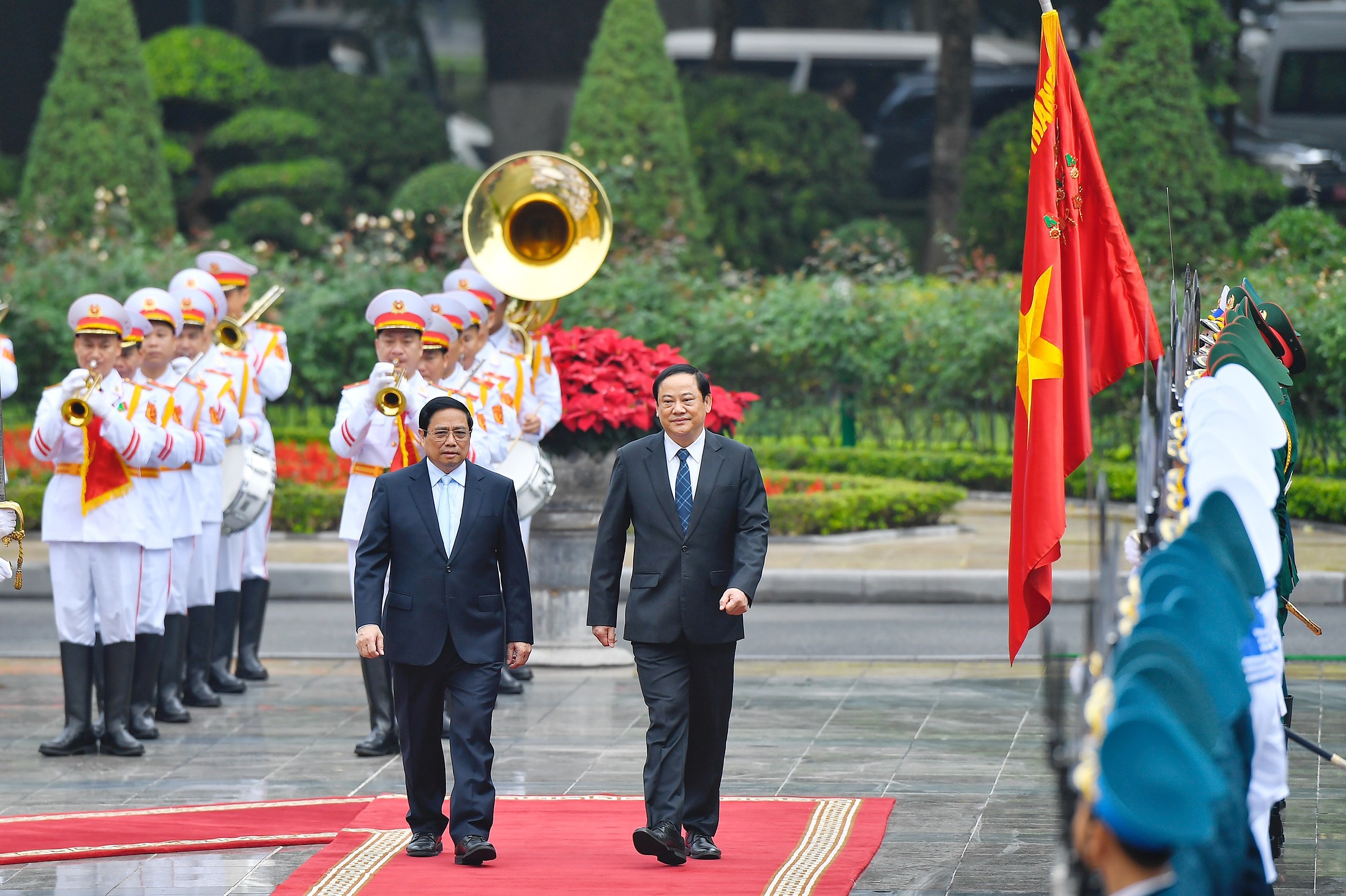 Thủ tướng Phạm Minh Chính và Thủ tướng Lào Sonexay Siphandone tại lễ đón ở Phủ Chủ tịch sáng nay. Ảnh: Giang Huy