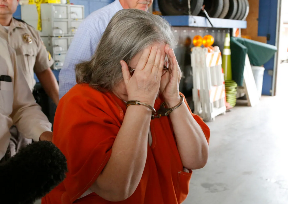 Beverly Noe che mặt khi bị áp giải ra xe sau phiên tòa tháng 1/2015. Ảnh: The Oklahoman