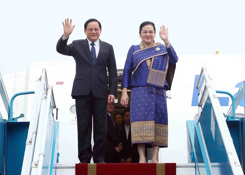 Thủ tướng Lào Sonexay Siphandone và phu nhân tại sân bay Nội Bài sáng nay. Ảnh: TTXVN