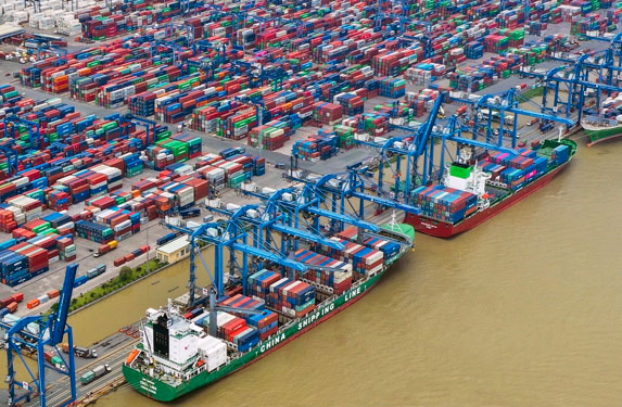 Xuất khẩu hàng hóa qua cảng Cát Lái (TP HCM) Ảnh: HOÀNG TRIỀU