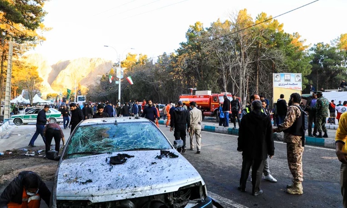Hiện trường vụ đánh bom ở thành phố Kerman, Iran, hôm 3/1. Ảnh: ISNA
