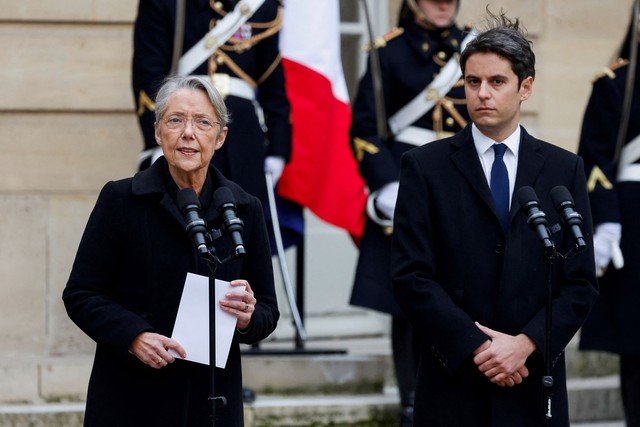 Tân Thủ tướng Pháp Gabriel Attal và người tiền nhiệm Elisabeth Borne  tại thủ đô Paris ngày 9-1 Ảnh: REUTERS