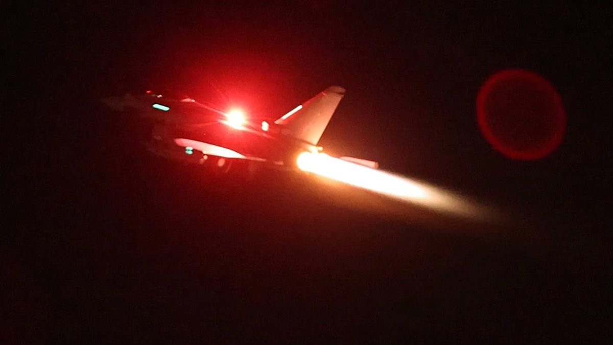 Tiêm kích Typhoon của Không quân Hoàng gia Anh tham gia cuộc tập kích Houthi ngày 11/1. Ảnh: X/UK Ministry of Defense