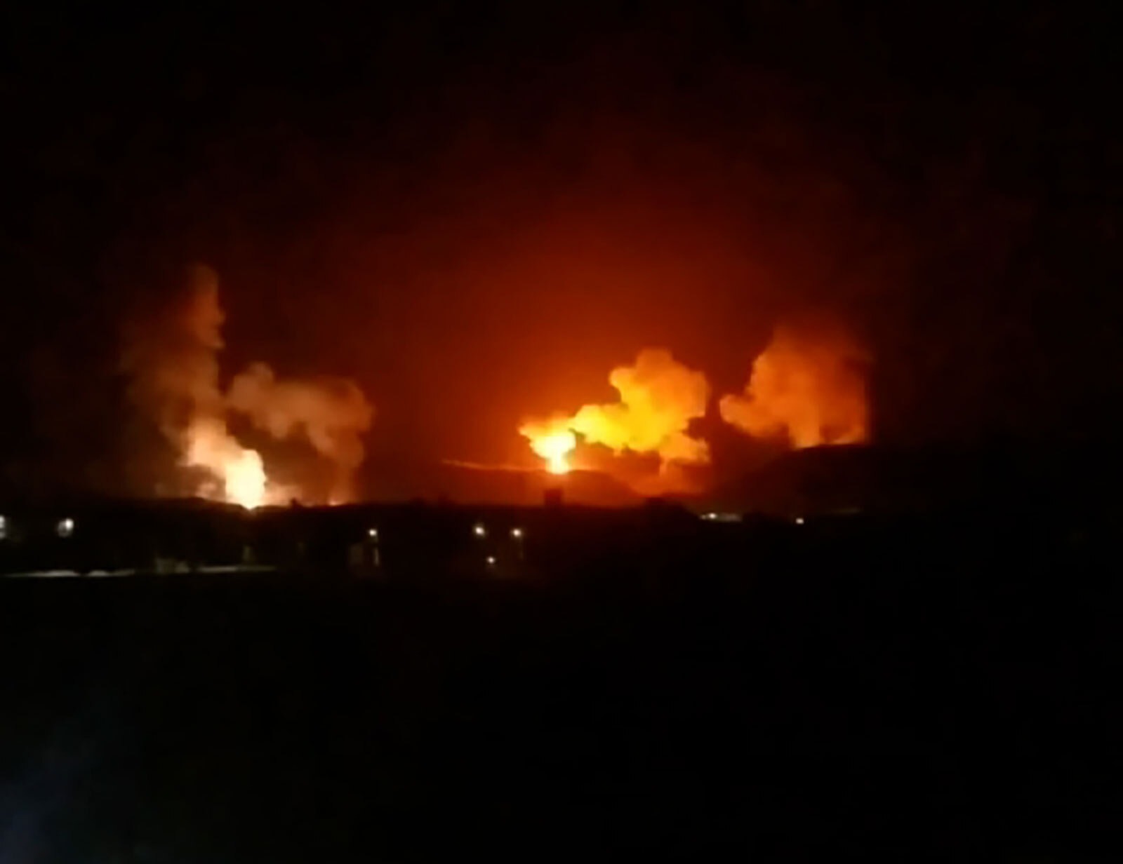 Hình ảnh được cho là các vụ nổ ở tỉnh Saada, phía bắc thủ đô Sanaa, ngày 12/1 sau đòn tập kích của lực lượng Mỹ, Anh nhằm vào Houthi ở Yemen. Ảnh: CNN