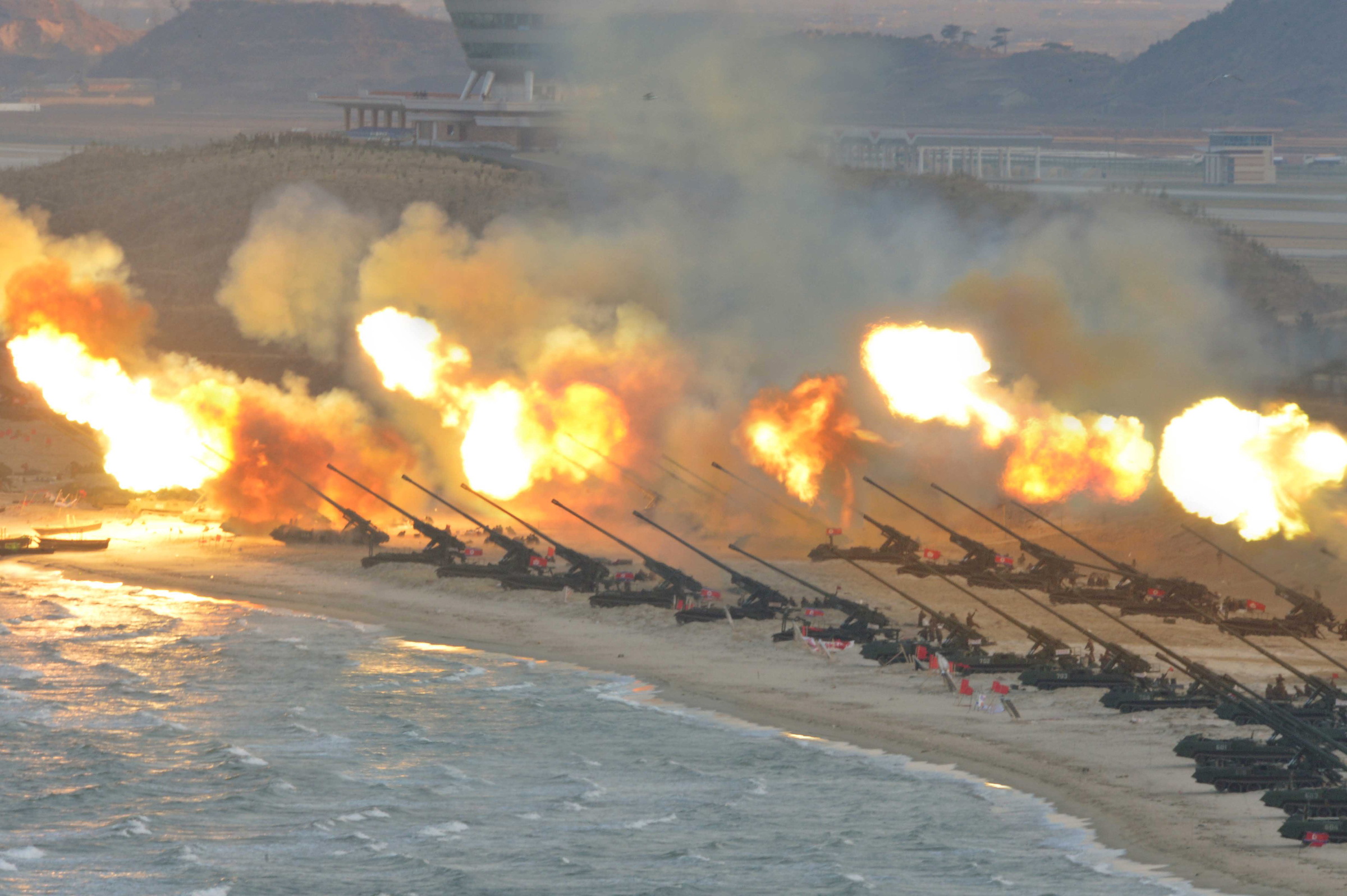 Pháo Triều Tiên khai hỏa tại cuộc diễn tập hồi tháng 3/2016. Ảnh: Reuters
