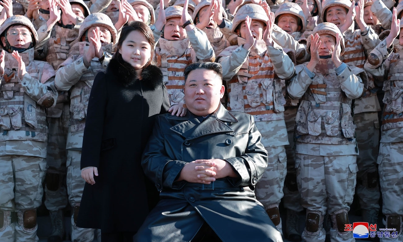 Lãnh đạo Triều Tiên Kim Jong-un và con gái trong bức ảnh do KCNA công bố hồi tháng 11/2022. Ảnh: KCNA