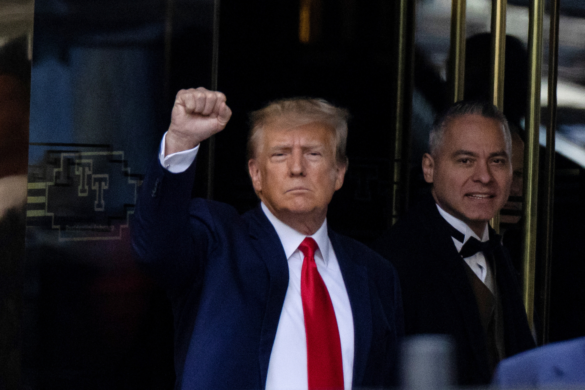 Cựu tổng thống Mỹ Donald Trump giơ nắm tay khi chuẩn bị rời Tháp Trump đến trình diện tòa án ở New York ngày 4/4/2023. Ảnh: Reuters