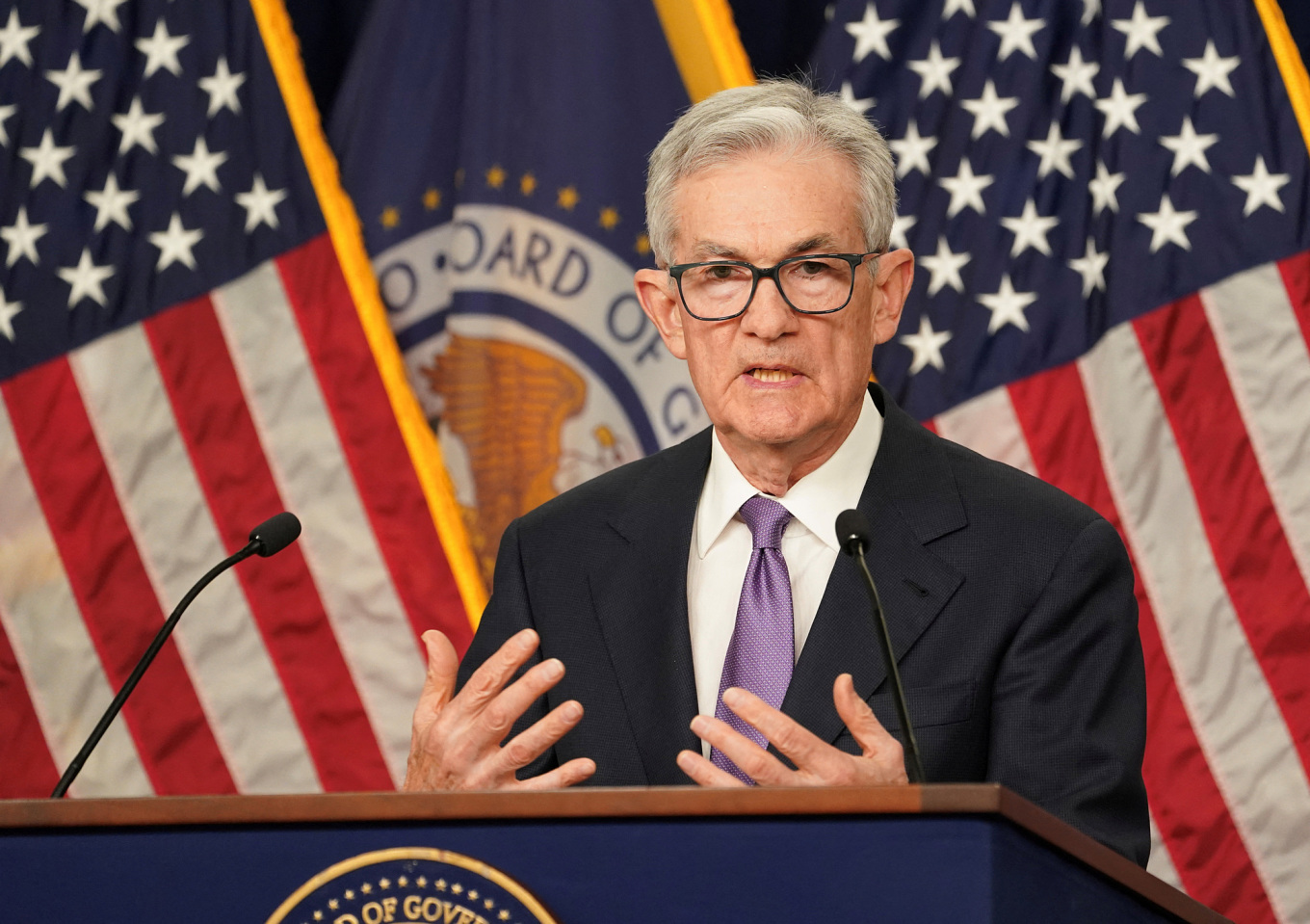 Chủ tịch Fed - Jerome Powell - trả lời sau phiên họp tháng 12/2023. Ảnh: Reuters