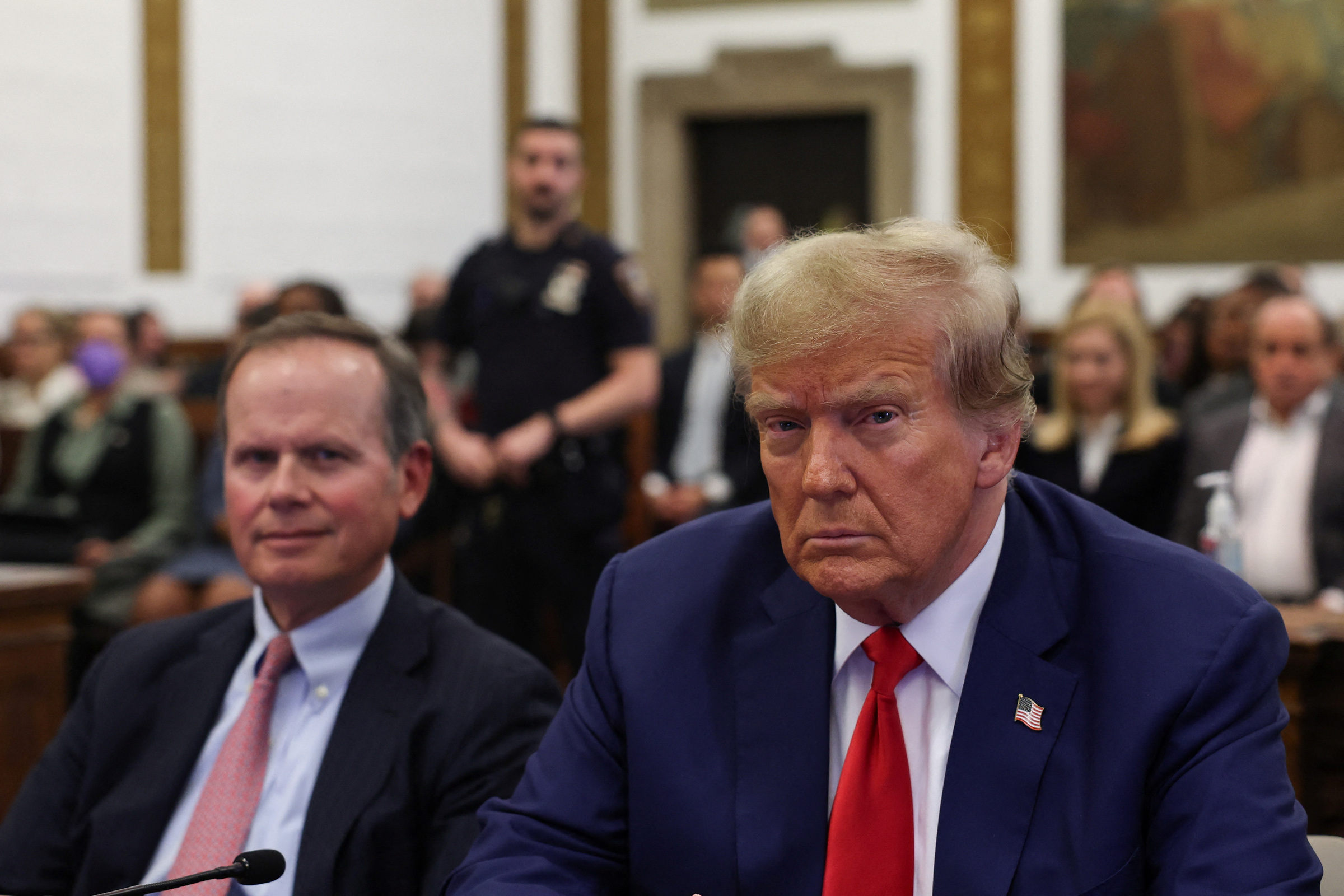 Ông Donald Trump (phải) và luật sư tại phiên tòa ở New York ngày 11/1. Ảnh: Reuters