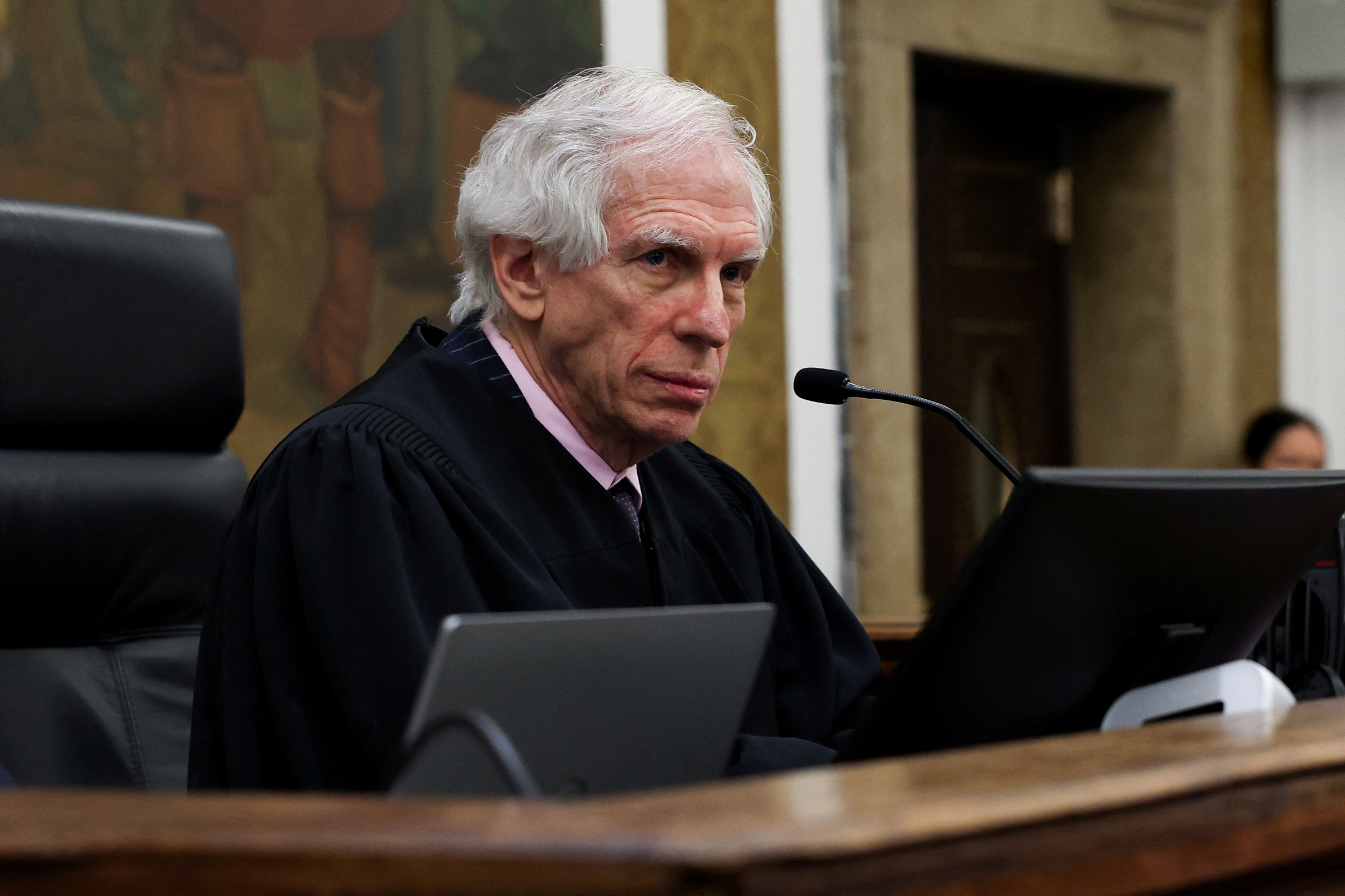 Thẩm phán Arthur Engoron tại phiên tranh luận cuối cùng trong vụ kiện chống lại Trump tại Tòa án Tối cao bang New York ngày 11/1. Ảnh: Reuters