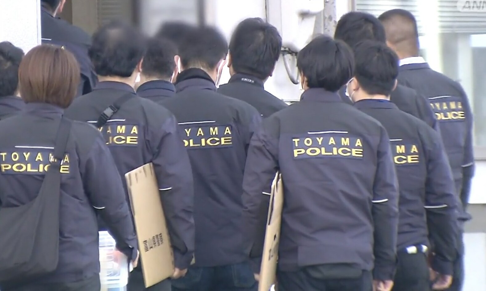 Cảnh sát Nhật khám xét một địa điểm ở thành phố Toyama. Ảnh: Abema News