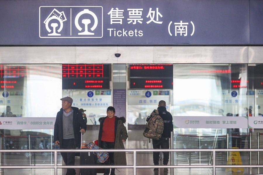 Khu vực bán vé tàu ở ga Nam Kinh, tỉnh Giang Tô, ngày 12/1. Ảnh: Xinhua