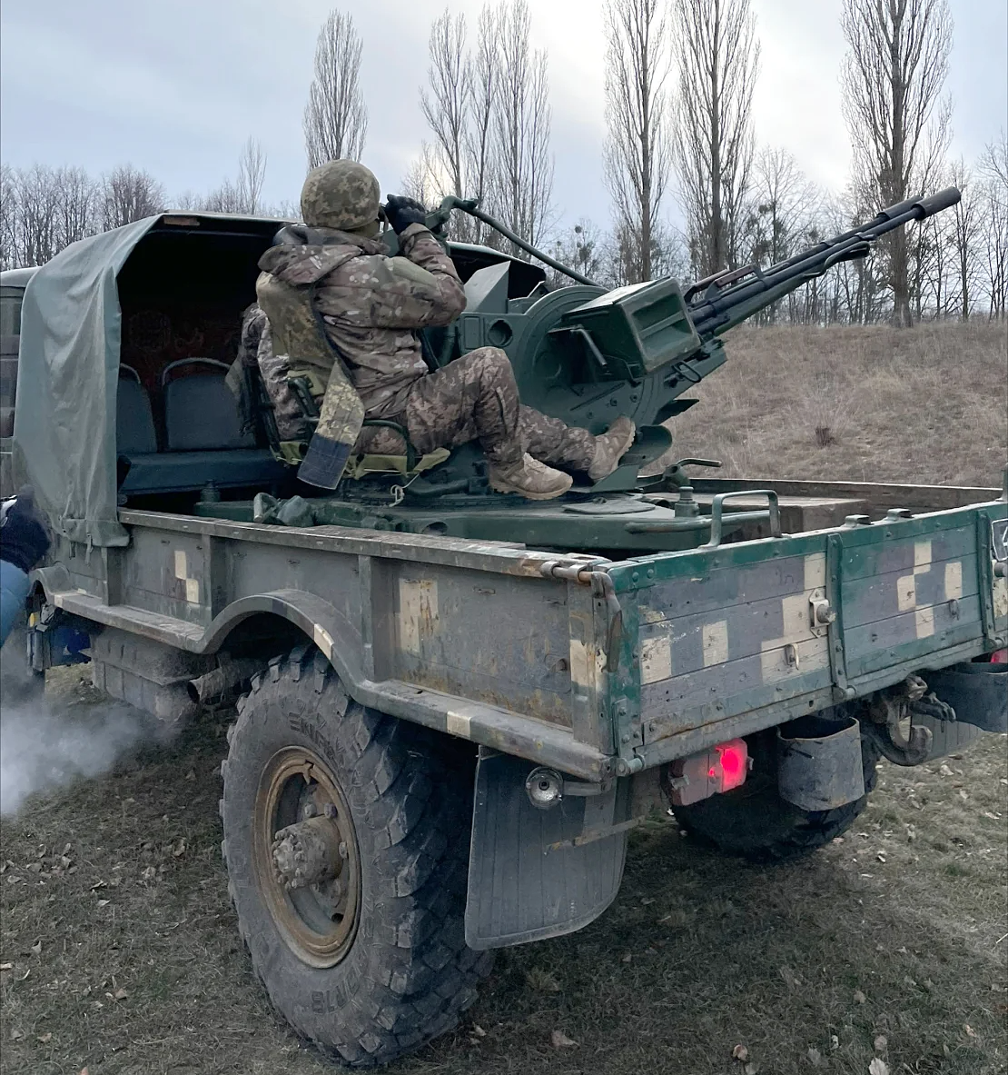 Lính Ukraine huấn luyện với pháo phòng không ZU-23-2 gắn trên thùng xe tải. Ảnh: CNN
