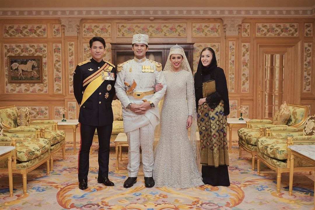 Hoàng tử Mateen (ngoài cùng bên trái), cùng bạn gái Anisha trong đám cưới Công chúa Azemah (đội vương miện) cùng chồng là Hoàng tử Bahar hồi tháng 1/2023. Ảnh:Instagram/Tmski.