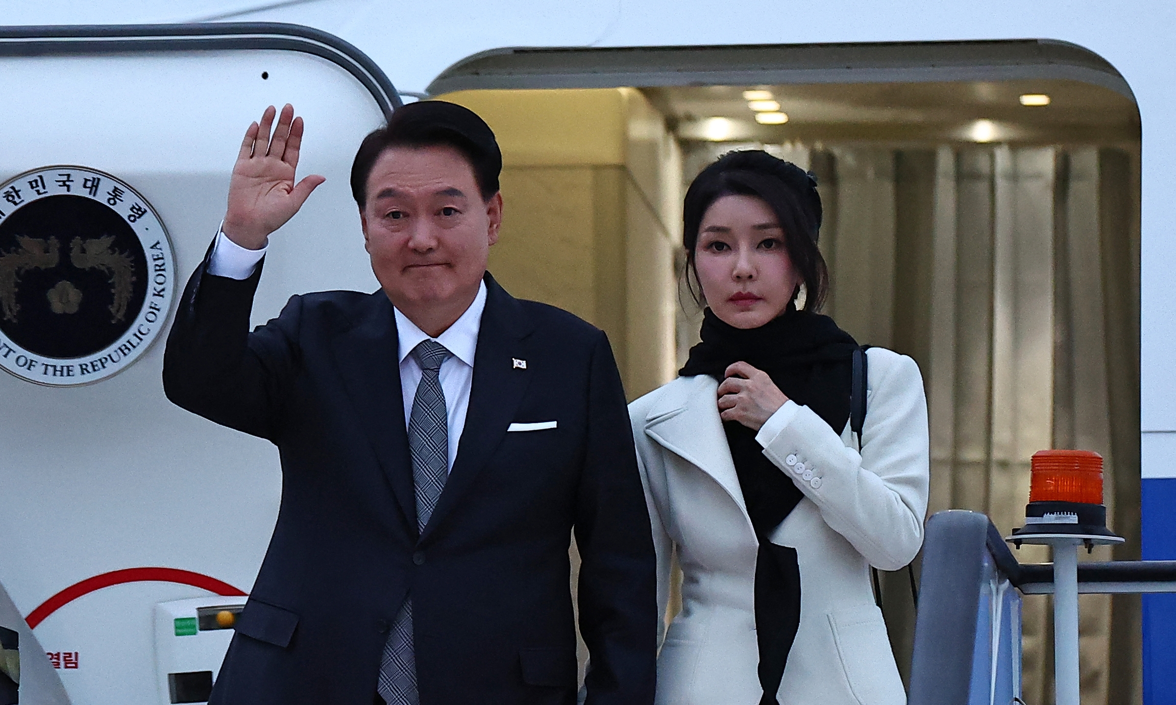 Tổng thống Hàn Quốc Yoon Suk-yeol và Đệ nhất phu nhân Kim Keon-hee tại sân bay Anh hồi tháng 11/2023. Ảnh: AFP