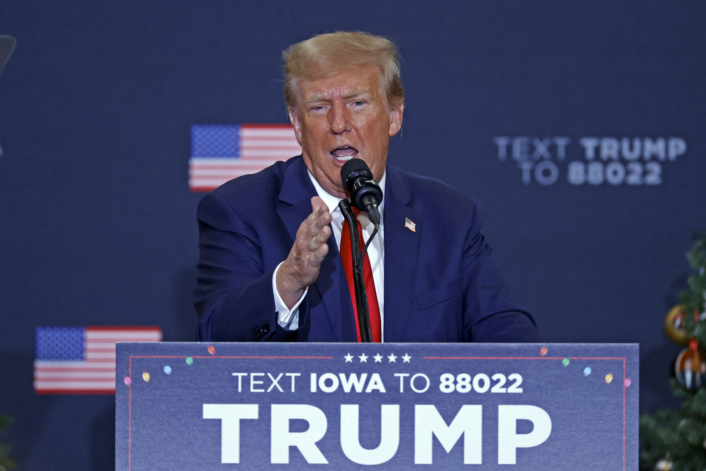 Cựu tổng thống Mỹ Donald Trump phát biểu tại Waterloo, bang Iowa, ngày 19/12. Ảnh: AFP