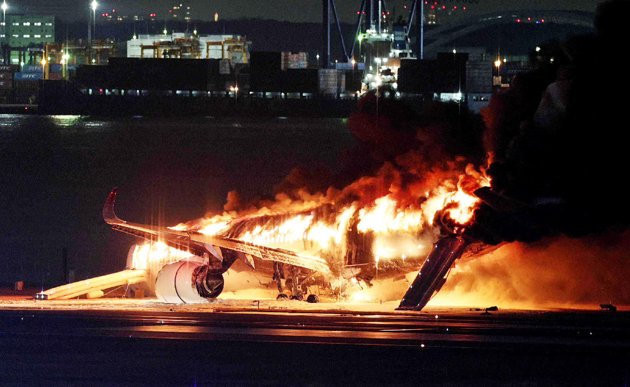 Phi cơ của Japan Airlines bị ngọn lửa bao trùm ở sân bay Haneda, Tokyo ngày 2/1. Ảnh: AFP