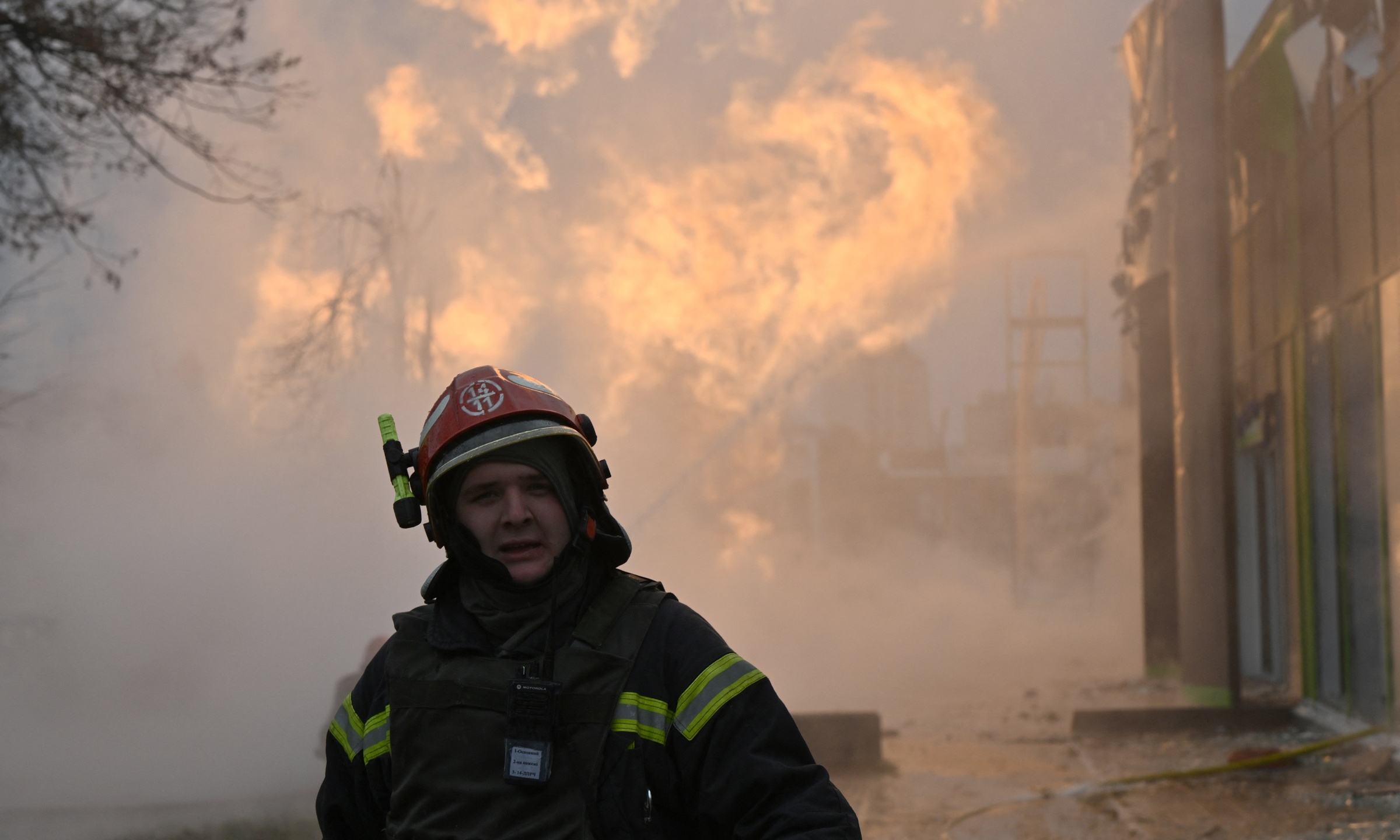 Lính cứu hỏa Ukraine dập một đám cháy sau đòn không kích của Nga ở thủ đô Kiev hôm 2/1. Ảnh: AFP