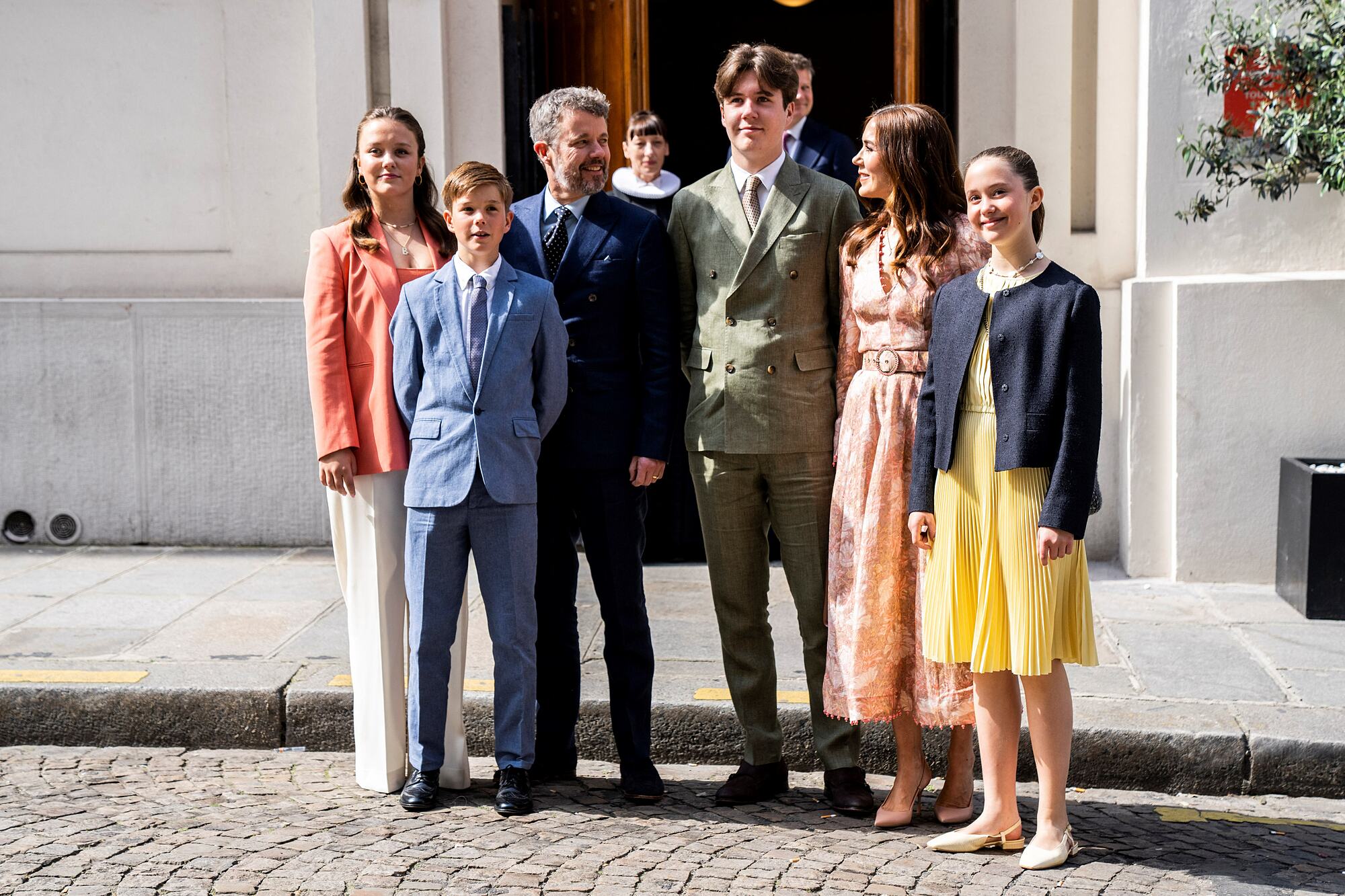Từ trái qua phải: Công chúa Isabella, Hoàng tử Vincent, Thái tử  Frederik, Hoàng tử Christian, Vương phi Mary và Công chúa Josephine, tại Paris ngày 16/5/2023. Ảnh: AFP