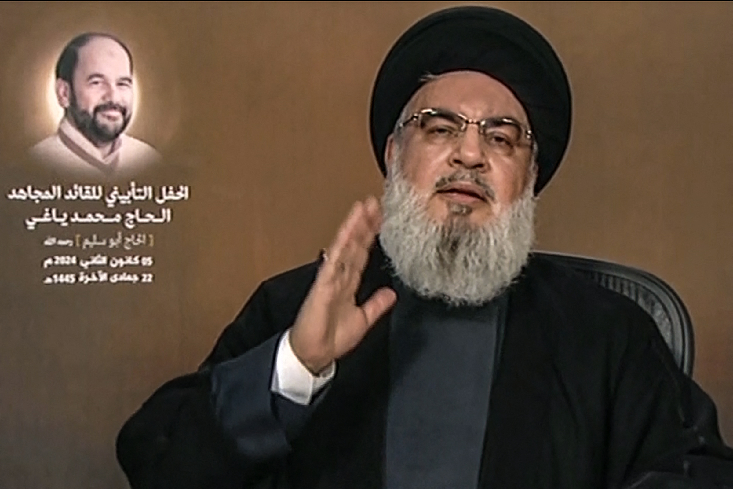 Thủ lĩnh Hezbollah Hassan Nasrallah phát biểu trên truyền hình Lebanon ngày 5/1, cạnh ông là hình ảnh phó lãnh đạo Hamas Saleh al-Arouri. Ảnh: AFP