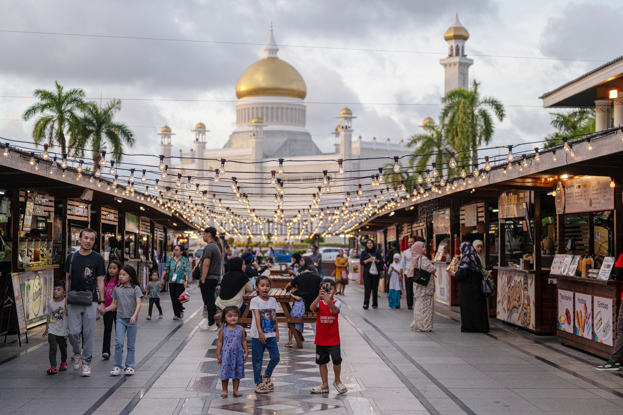Khu chợ gần nhà thờ Hồi giáo Sultan Omar Ali Saifuddien ở Brunei ngày 10/1. Ảnh: AFP