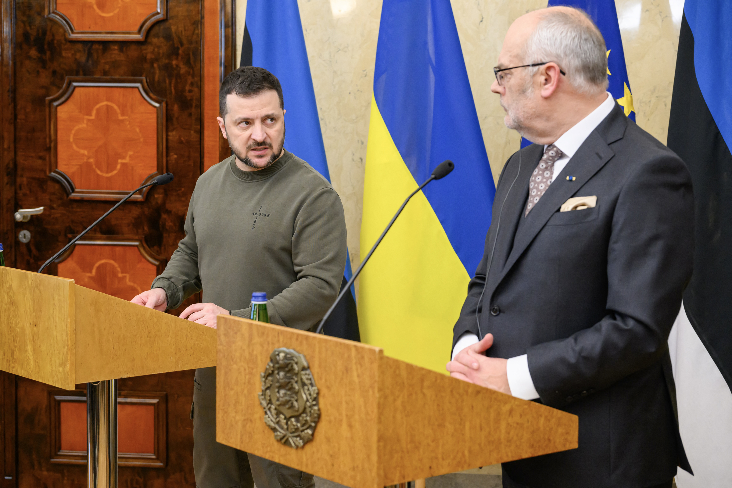 Tổng thống Ukraine Volodymyr Zelensky (trái) trong cuộc họp báo với Tổng thống Estonia Alar Karis tại Tallinn, Estonia ngày 11/1. Ảnh: AFP