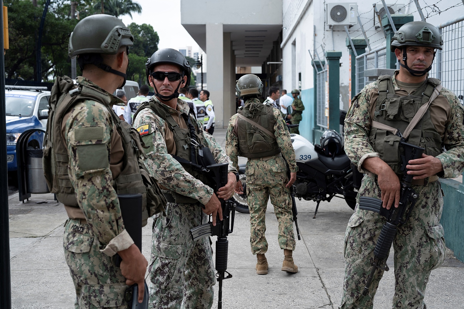 Binh sĩ tuần tra ở thành phố Guayaquil, Ecuador ngày 12/1 trong chiến dịch trấn áp bạo lực băng đảng. Ảnh: AFP