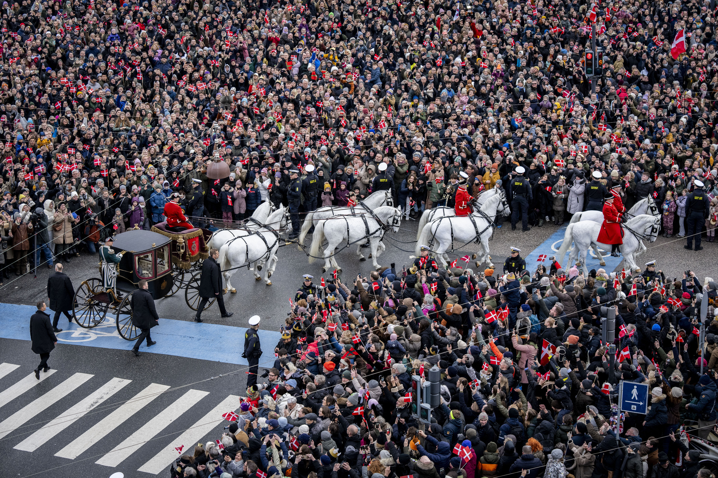 Đám đông đứng kín hai bên đường để chứng kiến cỗ xe ngựa chở Nữ hoàng Margrethe II tới Cung điện Christiansborg tại thủ đô Copehagen, Đan Mạch, ngày 14/1. Ảnh: AFP