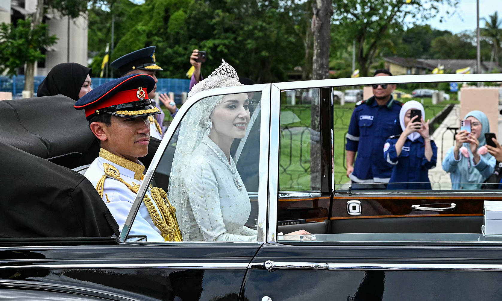 Hoàng tử Brunei và cô dâu trong lễ diễu hành ngày 14/1. Ảnh: AFP