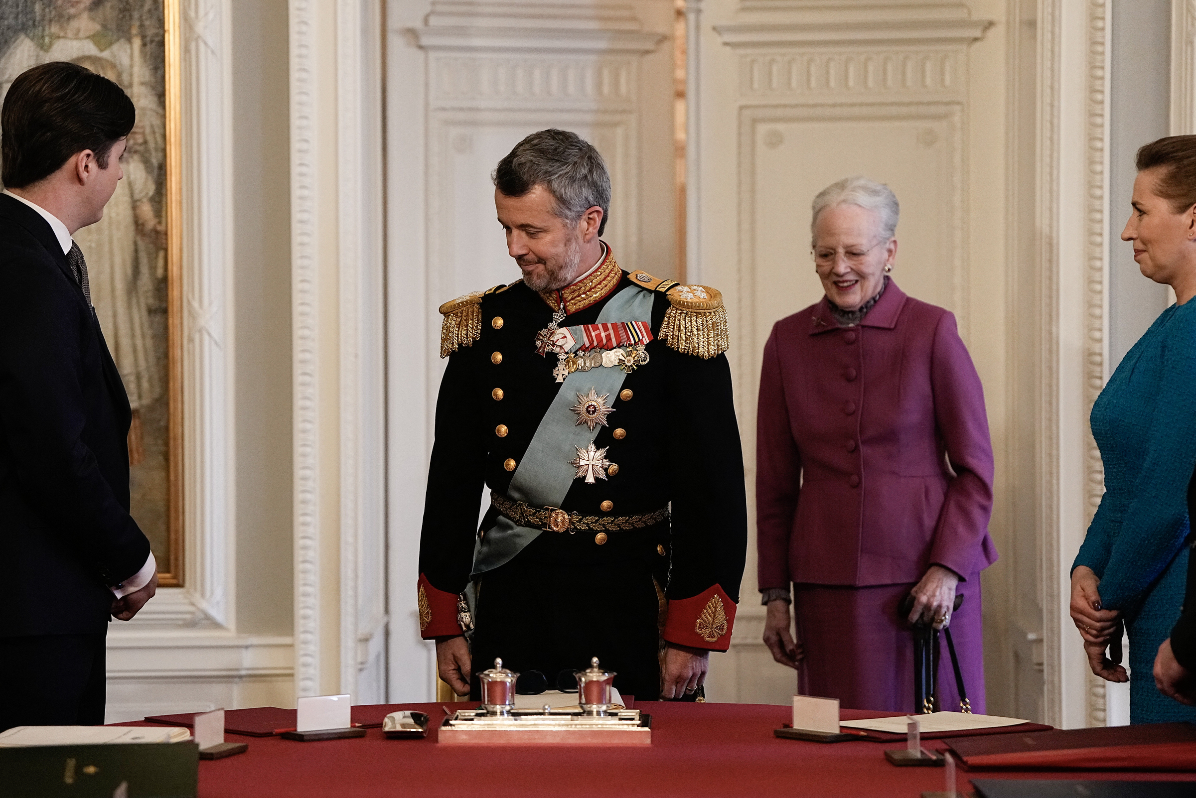 Vua Frederik X nhận cương vị mới sau khi Nữ hoàng Margrethe II ký tuyên bố thoái vị trong cuộc họp của Hội đồng Nhà nước tại Cung điện Christiansborg ở Copehagen ngày 14/1. Ảnh: AFP