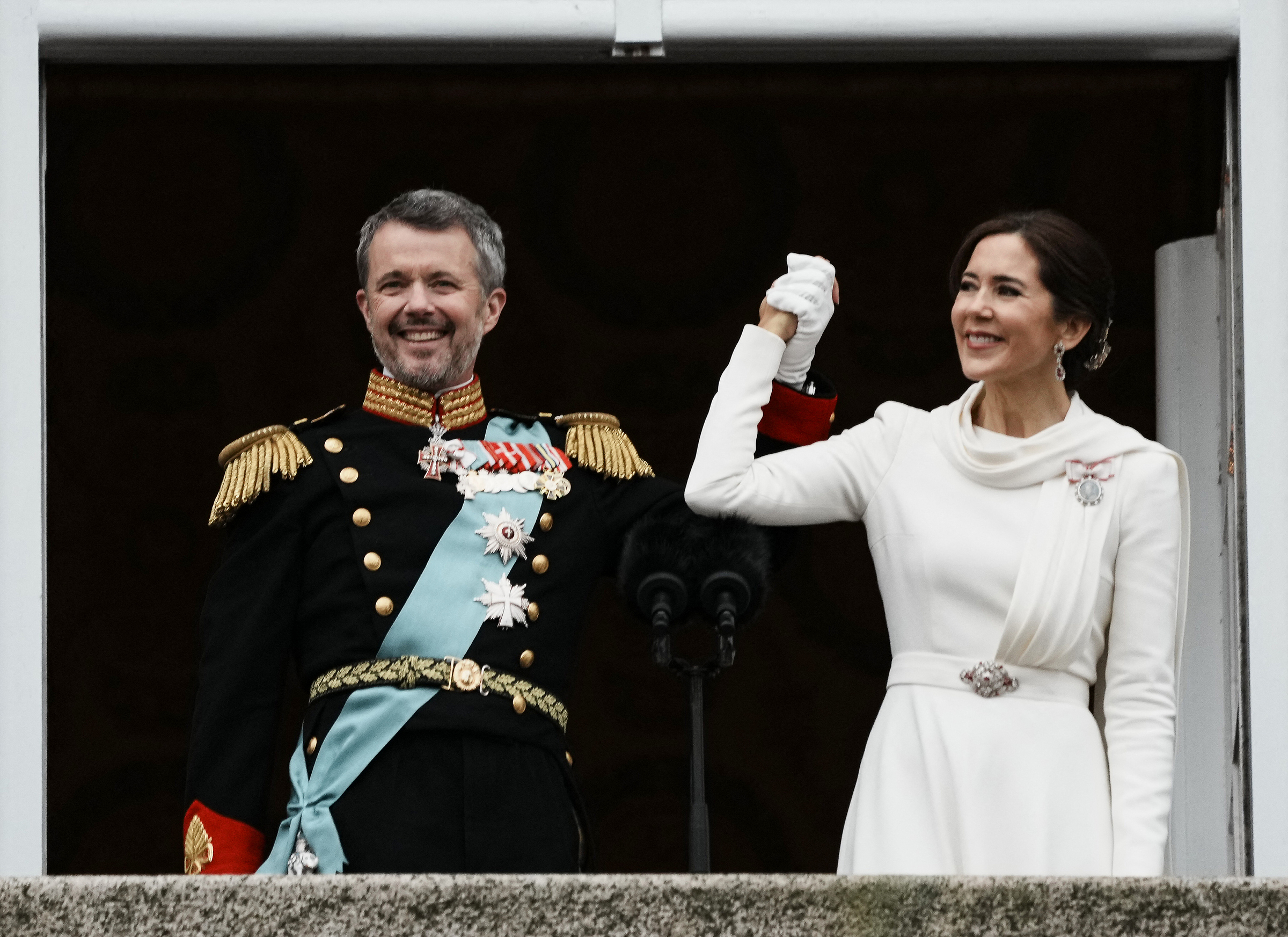 Vua Frederik và Hoàng hậu Mary chào người dân từ ban công Cung điện Christiansborg ngày 14/1. Ảnh: AFP