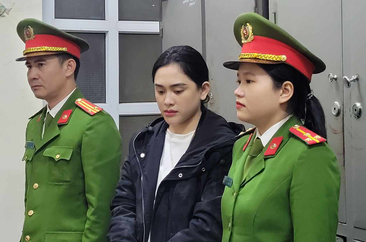 Phan Thị Ngọc Minh (giữa) nghe cảnh sát đọc lệnh bắt tạm giam. Ảnh: Công an cung cấp