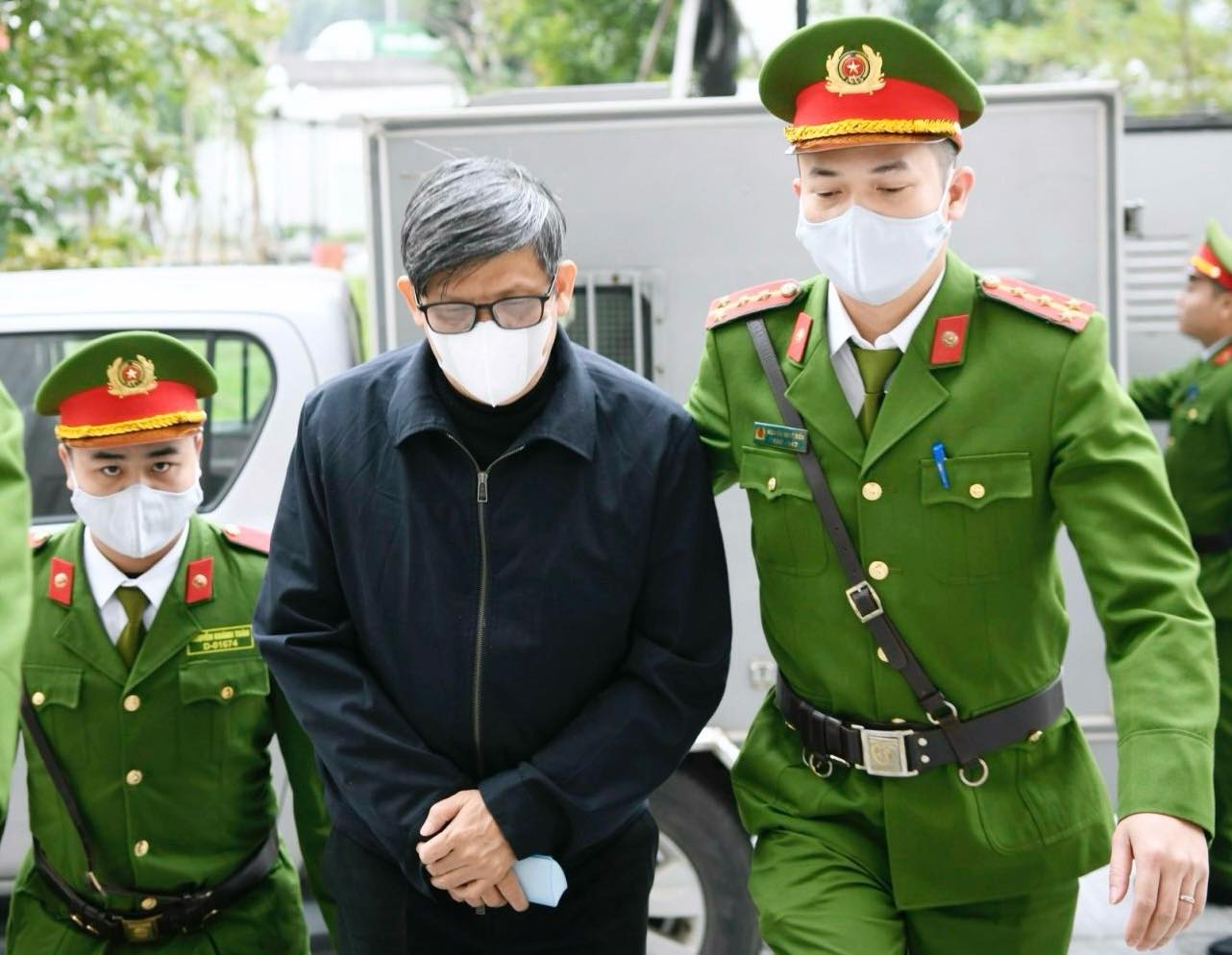 Cựu bộ trưởng Nguyễn Thanh Long bị dẫn giải đến tòa. Ảnh: Ngọc Thành