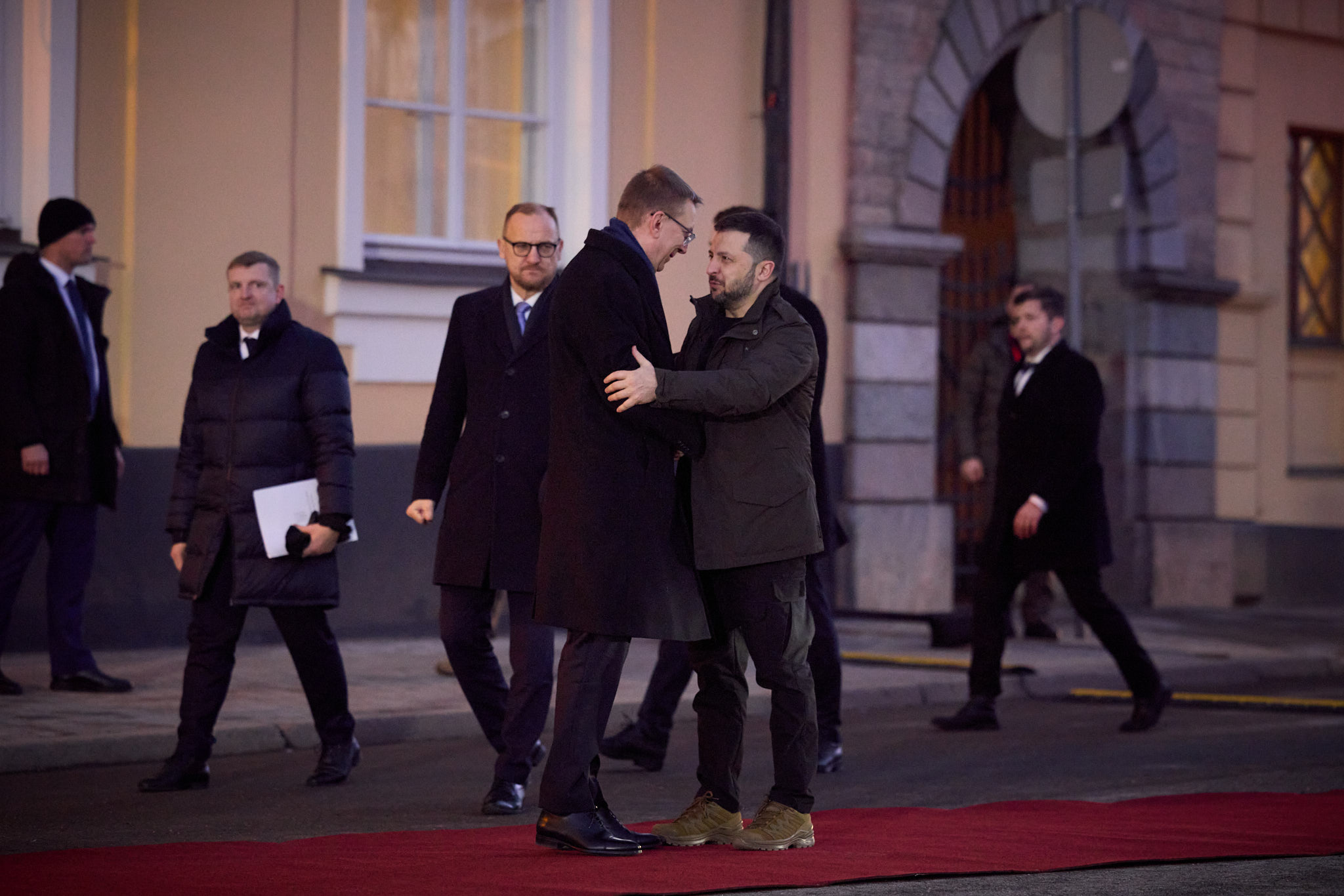 Tổng thống Latvia Edgars Rinkevics bắt tay với người đồng cấp Volodymyr Zelensky tại Riga ngày 11/1. Ảnh: Văn phòng Tổng thống Volodymyr Zelensky