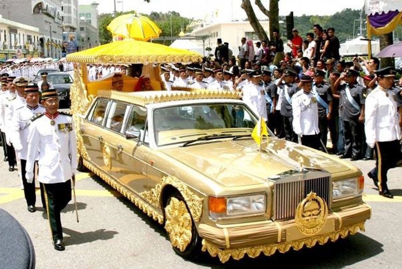 Chiếc Roll-Royce với hàng ghế sau được che lọng vàng của Quốc vương Hassanal Bolkiah. Ảnh: QC India.
