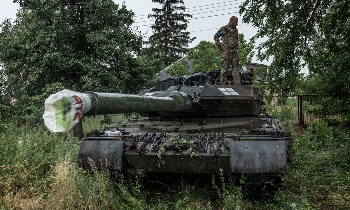 Binh sĩ Ukraine đứng trên xe tăng Leopard 2A6 tại tỉnh Zaporizhzhia tháng 6/2023. Ảnh: BQP Ukraine