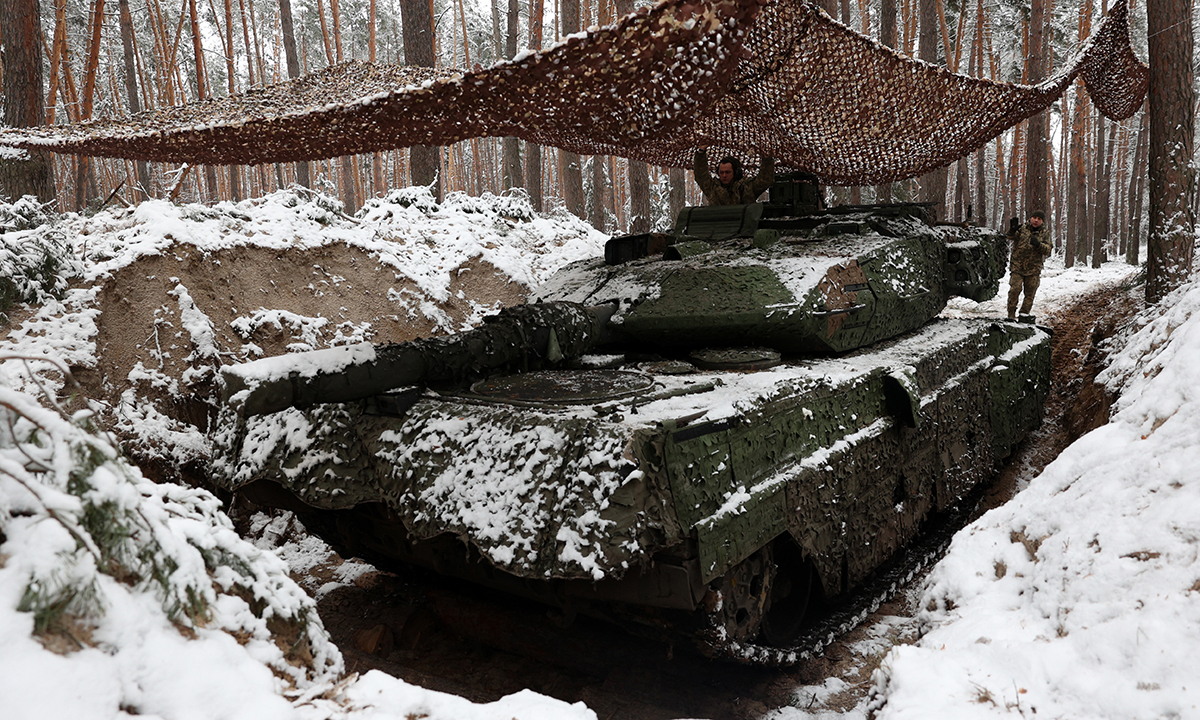 Xe tăng Strv 122, một phiên bản của biến thể Leopard 2A5 thuộc lữ đoàn số 21 Ukraine trong công sự tại tỉnh Donetsk tháng 11/2023. Ảnh: AFP