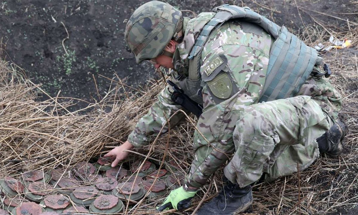Binh sĩ Ukraine xử lý kíp nổ sau khi gỡ ra khỏi mìn tại tỉnh Kharkov tháng 10/2023. Ảnh: AFP