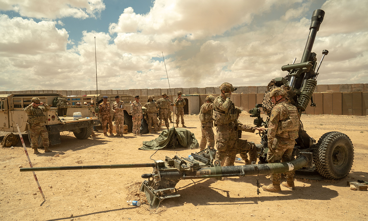 Binh sĩ Mỹ trong buổi huấn luyện bắn lựu pháo M119 tại căn cứ không quân Al Asad ở Iraq tháng 4/2023. Ảnh: US Army
