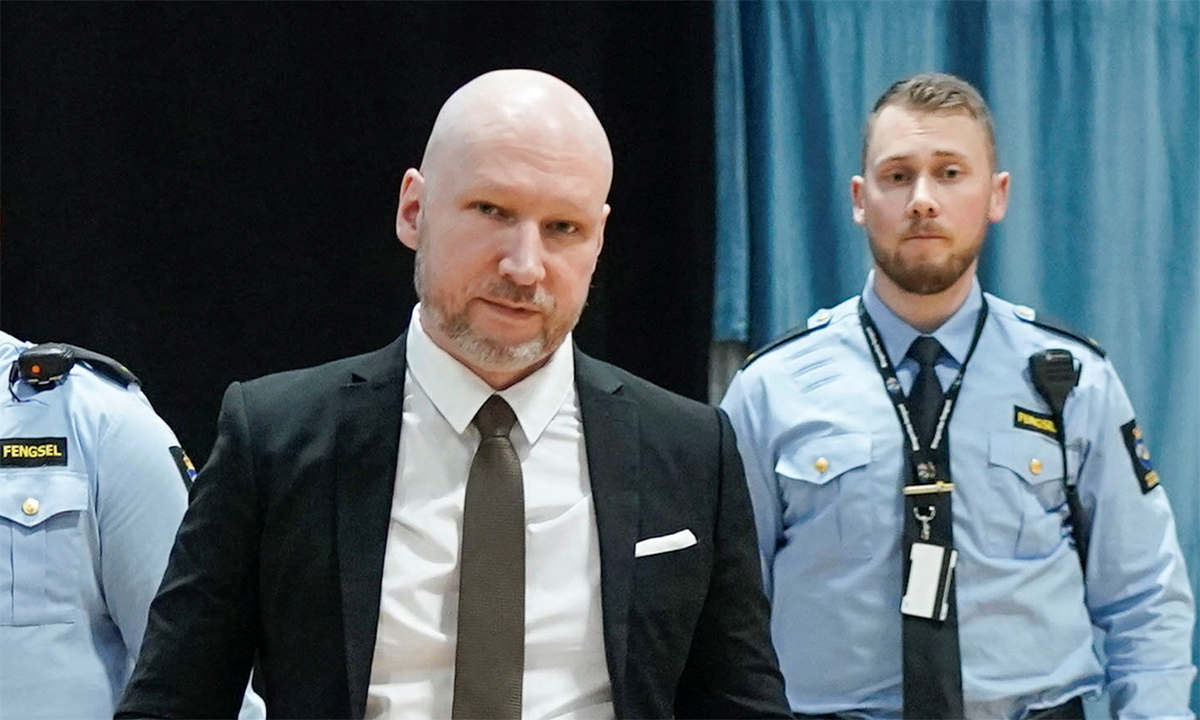Quản giáo áp giải Anders Behring Breivik tới phiên xử tại nhà tù Ringerike, Na Uy ngày 9/1. Ảnh: Reuters