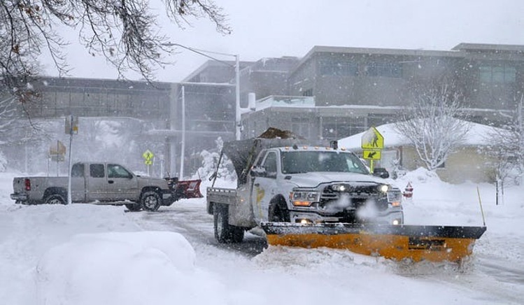 Xe tải dọn tuyết trên đường phố Iowa City, bang Iowa, ngày 12/1. Ảnh: Iowa City Press-Citizen
