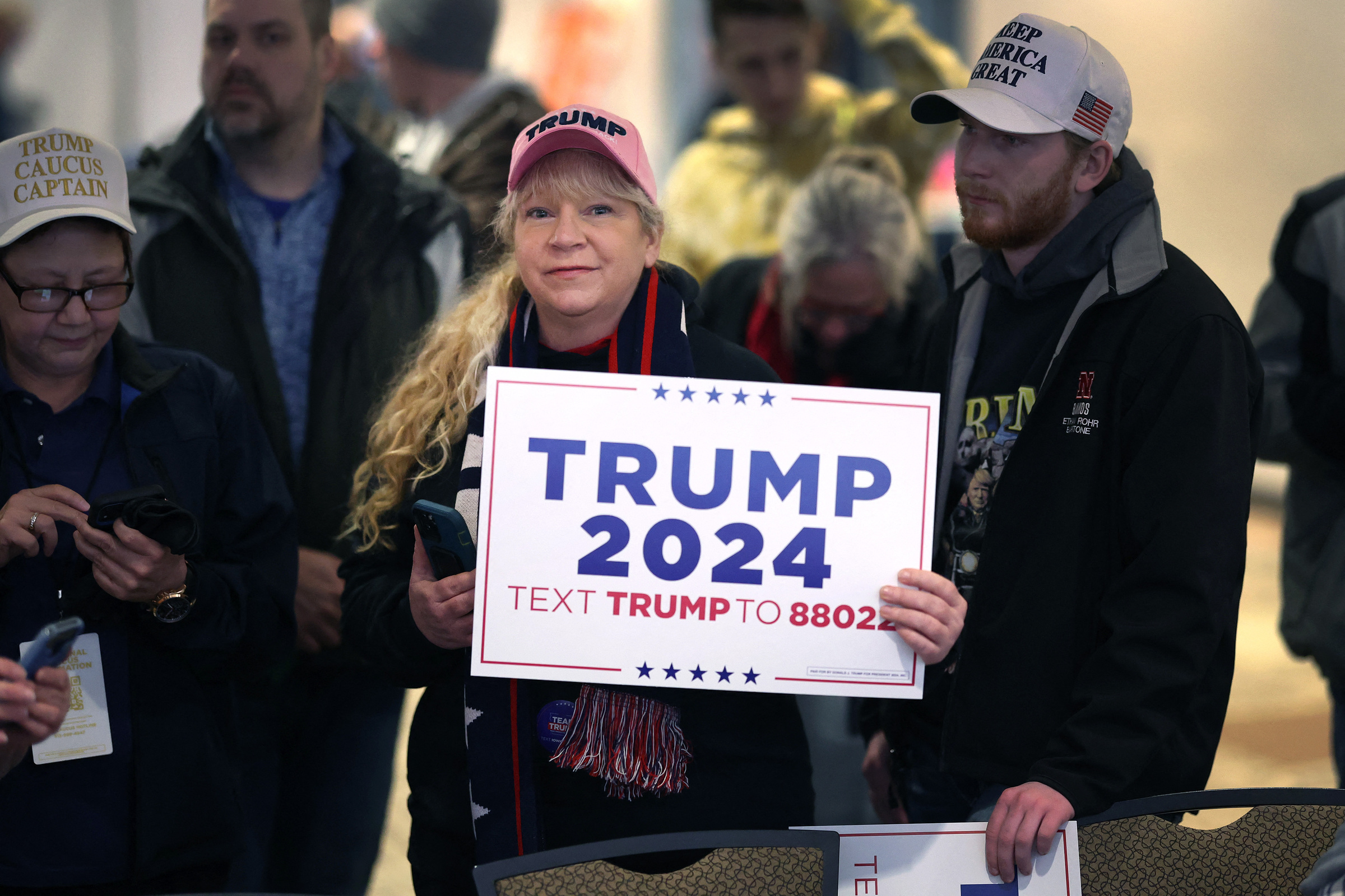 Người ủng hộ chờ đợi tham dự cuộc vận động tranh cử của ông Donald Trump ở Sioux Center, Iowa ngày 5/1. Ảnh: AFP