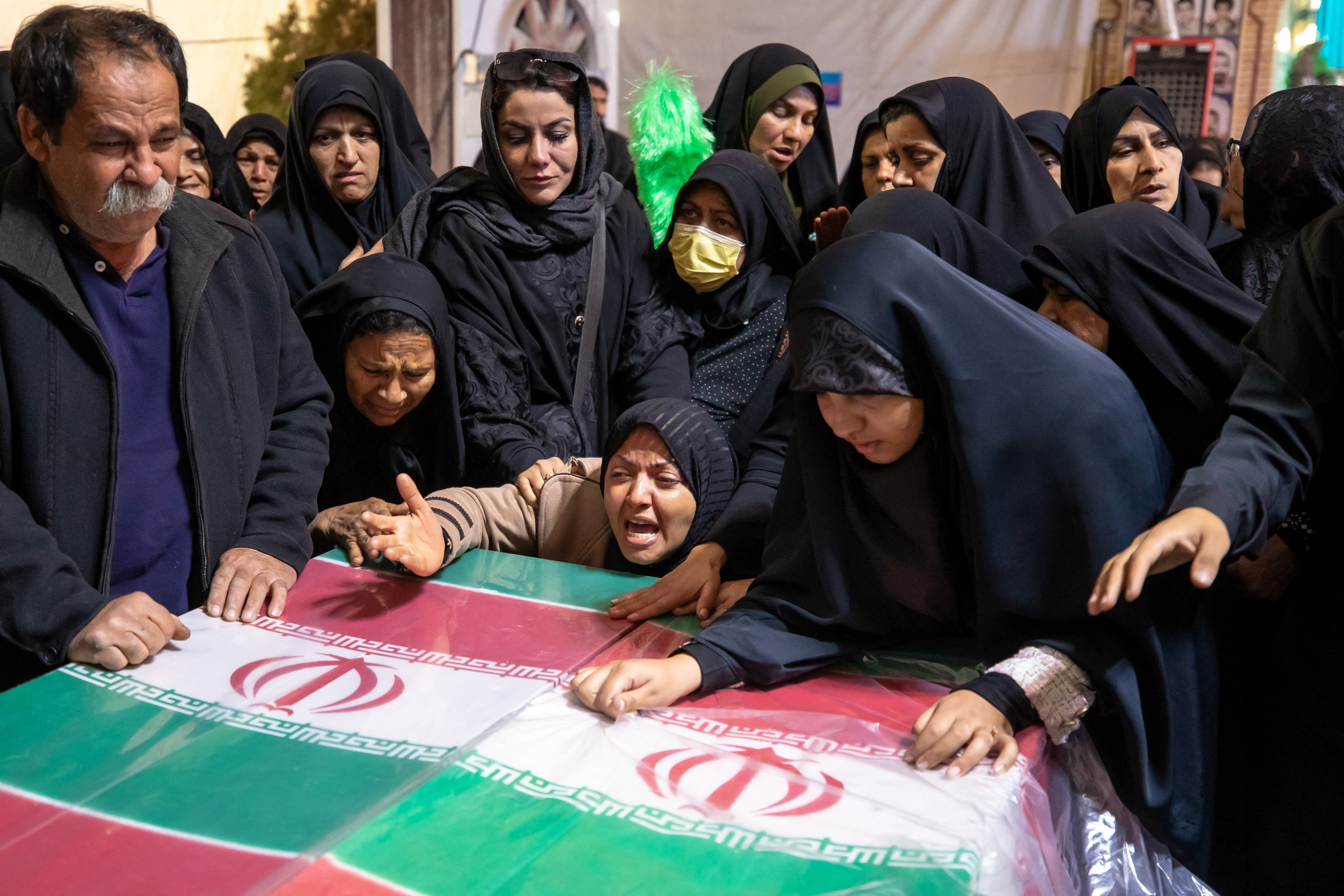 Tang lễ của các nạn nhân hôm 5/1 sau vụ đánh bom tự sát ở thành phố Kerman, đông nam Iran. Ảnh: AFP