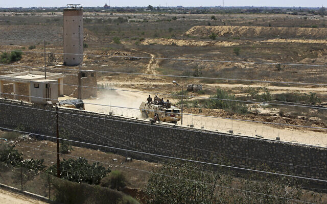 Một xe bọc thép của Ai Cập tuần tra ở phía biên giới Ai Cập. Ảnh: AP