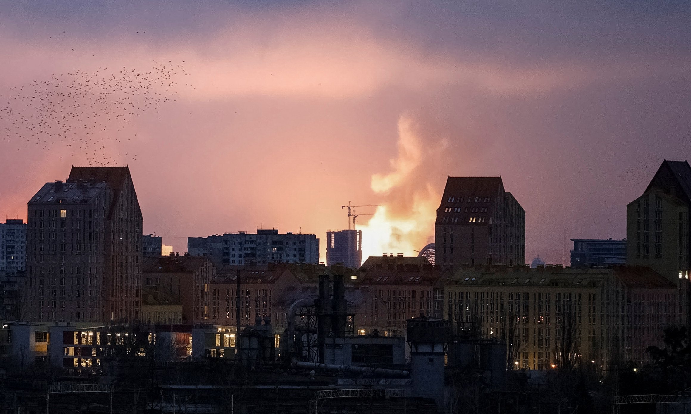 Vụ nổ tại thủ đô Kiev của Ukraine trong cuộc không kích hôm 2/1. Ảnh: Reuters