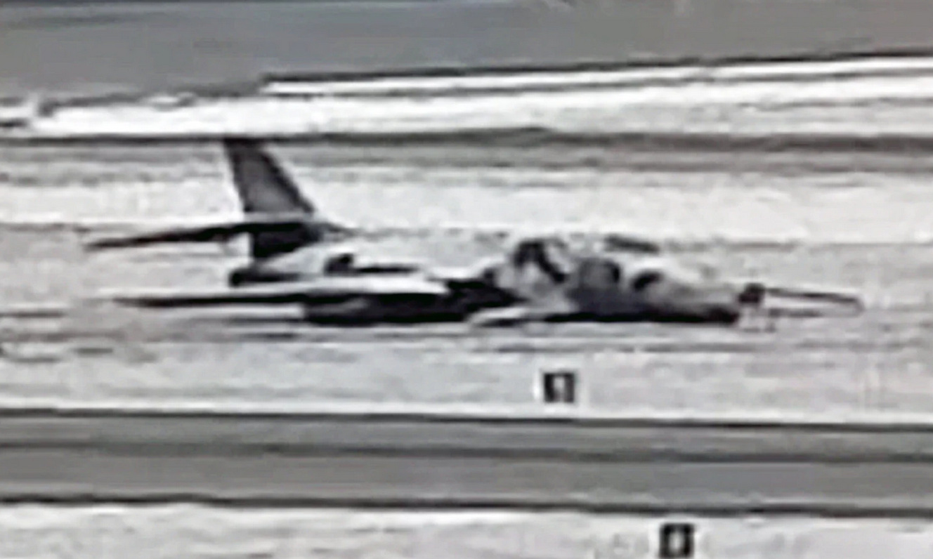 Máy bay B-1B nằm trên bãi cỏ sân bay Ellsworth sau tai nạn hôm 5/1. Ảnh: Drive