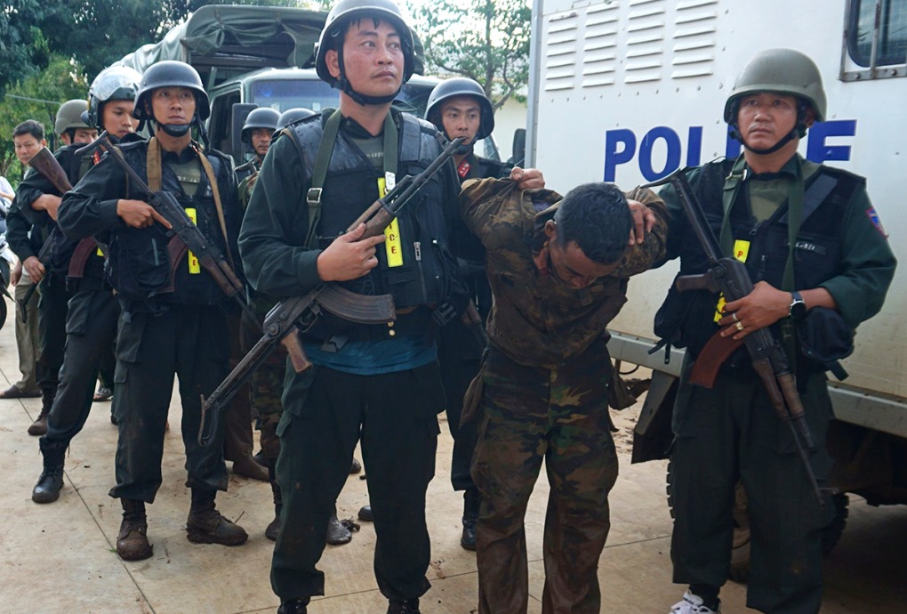 Hàng trăm người thuộc Trung đoàn Cảnh sát cơ động Tây Nguyên, Tiểu đoàn Cảnh sát đặc nhiệm đã truy bắt các nghi phạm khủng bố hồi tháng 6. Ảnh: Nguyễn Hằng
