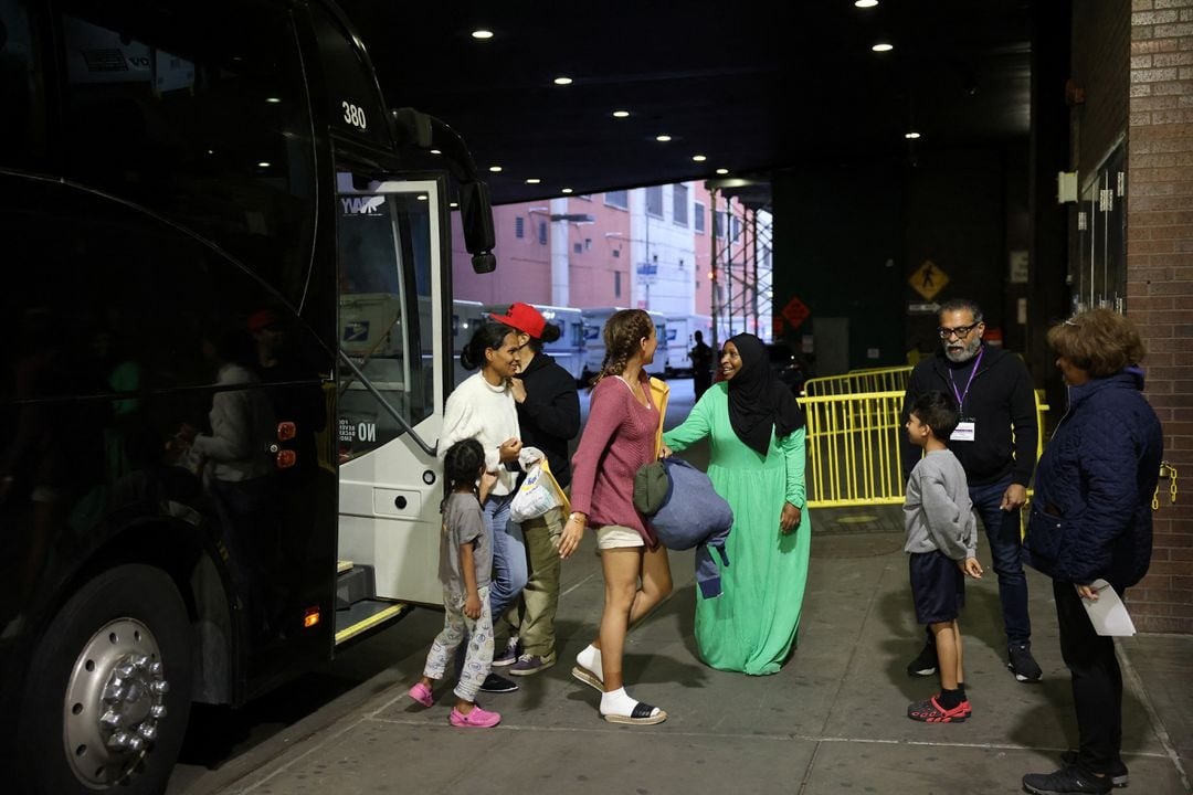 Người di cư từ Texas xuống bến xe ở thành phố New York ngày 10/5/2023. Ảnh: Reuters